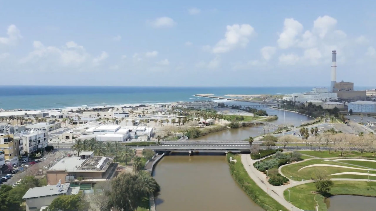 El mundo entero está pasando por una situación complicada que ha apagado los ánimos de muchas ciudades y personas. Israel no es la excepción pues las medidas sanitarias han dejado plazuelas, parques, avenidas y playas vacías; incluso Tel Aviv, la ciudad que no duerme, se ve apagada.