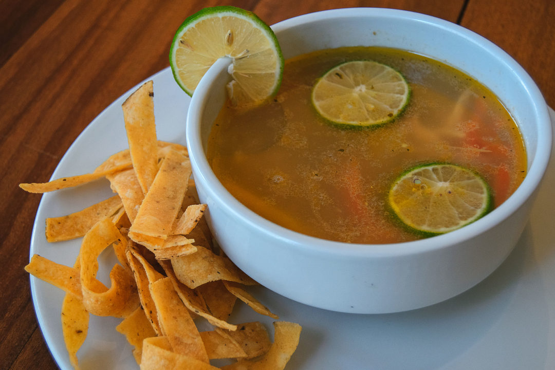 Sopa de lima, una  delicia del menú yucateco