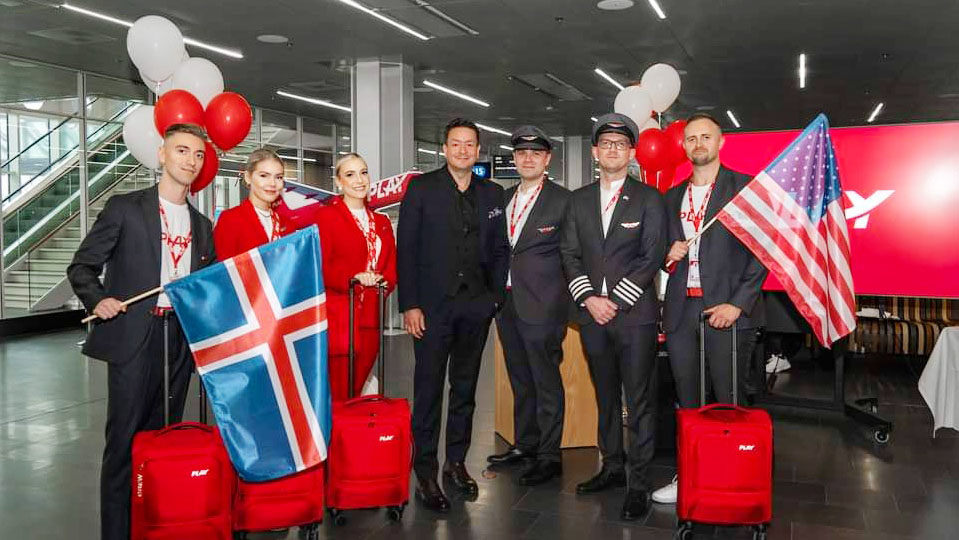 Birgir Jónsson, CEO de PLAY (centro) con la tripulación del vuelo inaugural
