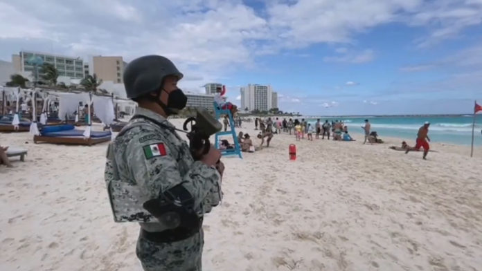 Elemento del Ejército Mexicano vigilando las playas, Vía Noticaribe