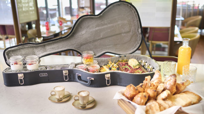 El brunch de los domingos servido en la funda de una guitarra