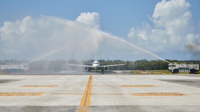 El vuelo inaugural recibió el tradicional baño