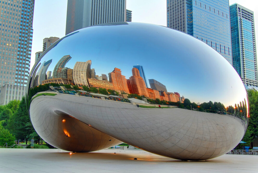 Cloud Gate, la escultura pública realizada por el artista Anish Kapoor, también conocida como "The Bean".