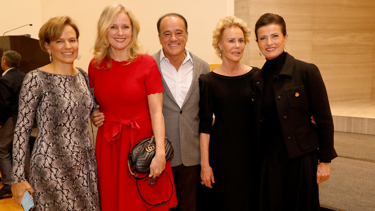 A Alejandro Zozaya le acompañaron en la presentación su esposa Janine Zozaya (vestido rojo), Gaby Vargas e Isabel Pietro de la Madrid entre otras personalidades. 