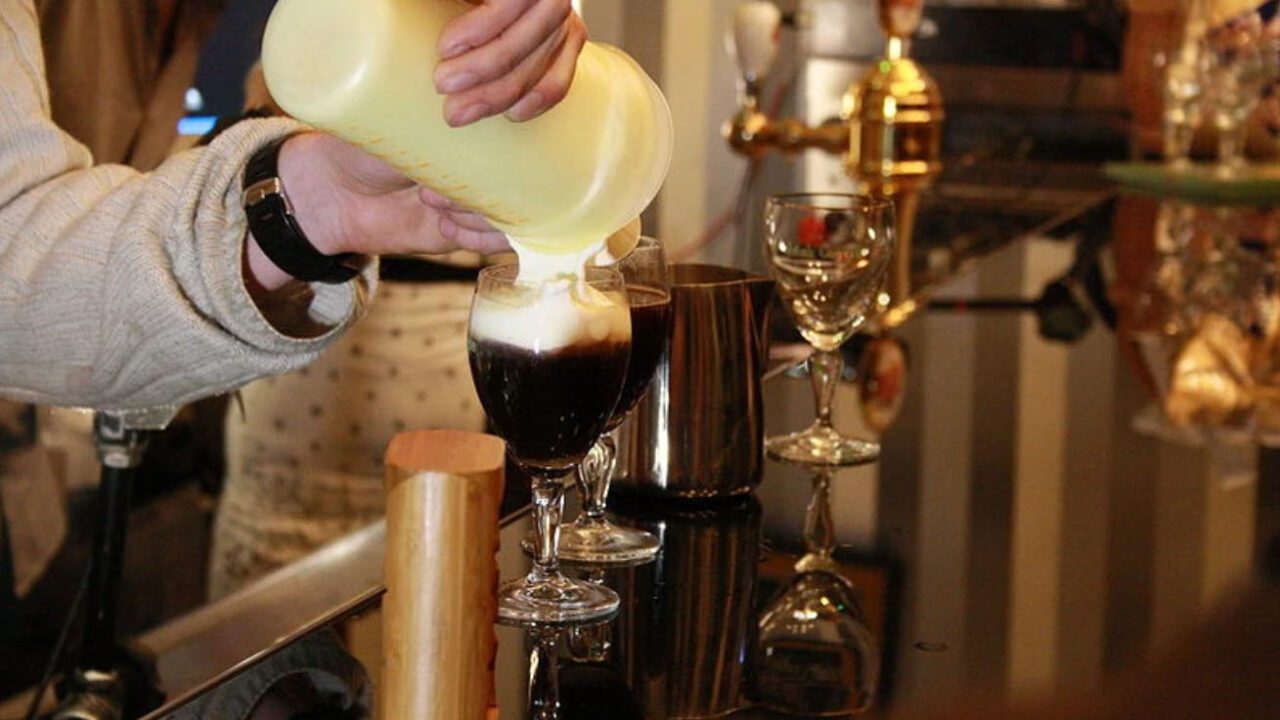 El mejor sabor se obtiene al beber el café y el whiskey irlandés a través de la crema 