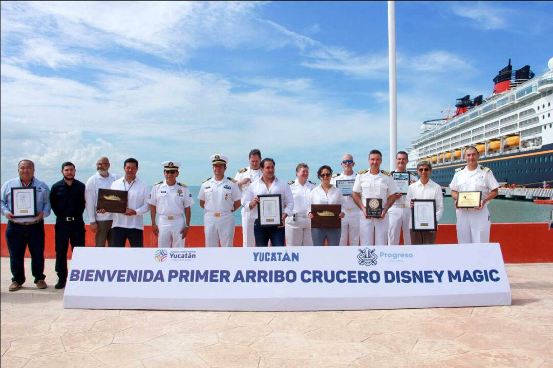 Funcionaros de la SECTUR Yucatán y tripulación durante la ceremonia de bienvenida.