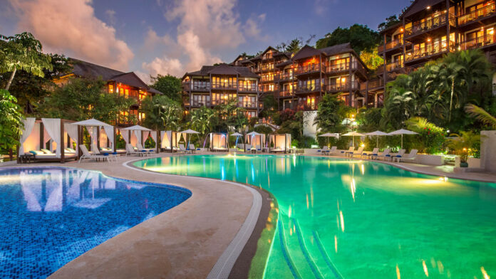 Zoëtry Marigot Bay St. Lucia cuenta con dos piscinas, incluida una infinity con vista a la marina y otra con bar