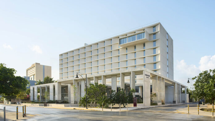 El Courtyard by Marriott Mérida Downtown, se ubica frente al Centro Internacional de Convenciones