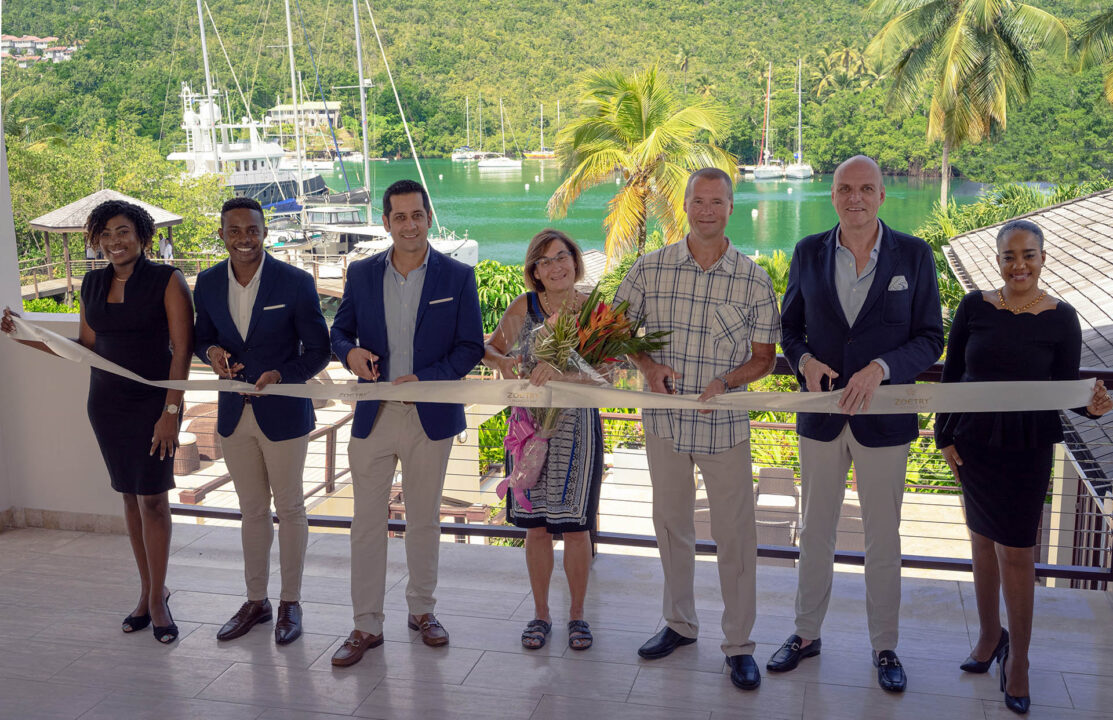 Carleen Isidore, Dir. Ventas y Grupos, Zoëtry Marigot Bay St. Lucia; Alisteer Nelson, Dir. Ventas, Zoëtry Marigot Bay St. Lucia; Saul Nunez, Gerente General, Zoëtry Marigot Bay St. Lucia; Sra. Roxanne Wagner y Sr. Peter Wagner, Primeros Huéspedes y Miembros de UVC; Emilio Huhn, Regional Vice President of Operations, Latin America and English Speaking Caribbean, AMResorts®; Michelle Hamilton, Front Desk Supervisor, Zoëtry Marigot Bay St. Lucia