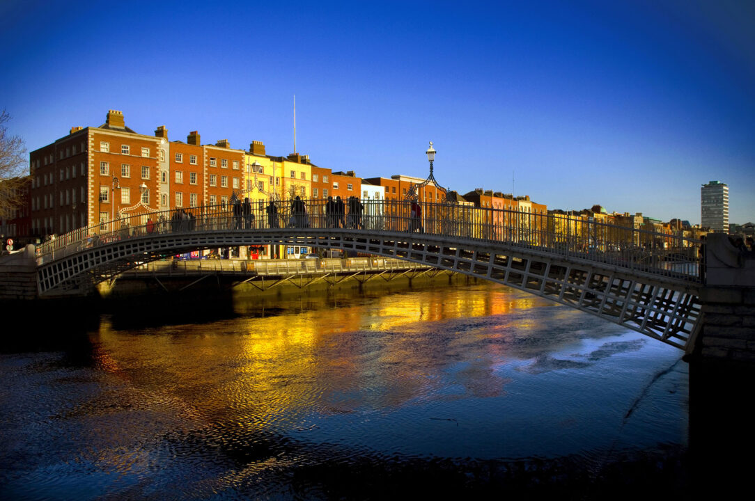 El famoso Puente Ha'penny sobre el río Liffey en Dublín