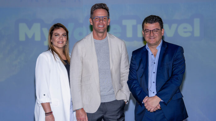 Estefania y Mirko Marmai, fundadodes de MyVoiceTravel junto a Alberto Muñoz, vicepresidente de Royal Caribbean.