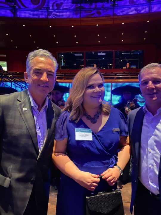 Christopher L. Thompson, President & Chief Executive Officer, Gabriela Guerra, Senior Market Manager USA en PriceTravel Holding y Geoff Freeman, President and CEO of Consumer Brands Association.