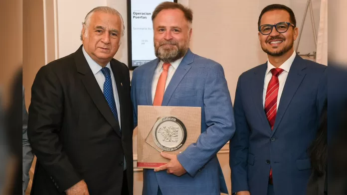 El secretario de Turismo del Gobierno de México, Miguel Torruco Marqués, acompañado del cónsul general de México en Calgary, Mario Enrique Romero Morales