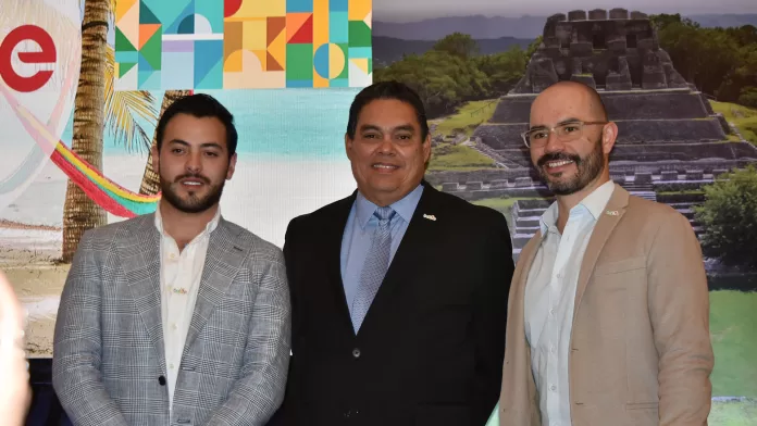 Yósel V. Gomezortigoza, representante de la oficina de turismo de Belize en México, Víctor Manjarres, Director de Cuenta de América Latina y Alejandro Buitrago, líder de cuenta Latinoamérica.