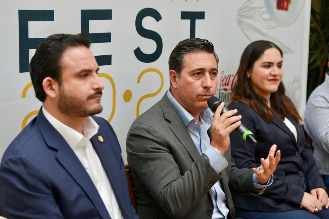 Juan Enrique Suárez del Real Tostado, Secretario de Turismo de Nayarit, Miguel Aguíñiga Rodríguez, Secretario de Turismo de Baja California y organizadores explicando el programa del festival.