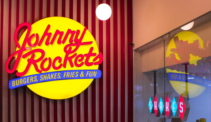 Descubre la magia retro en Johnny Rockets de Parque Las Antenas